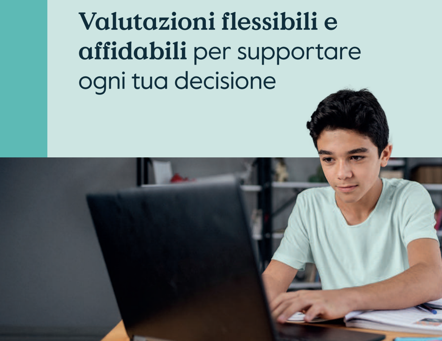 Uno studente al computer. La brochure Cambridge presenta valutazioni flessibili e affidabili per supportare ogni tua decisione.